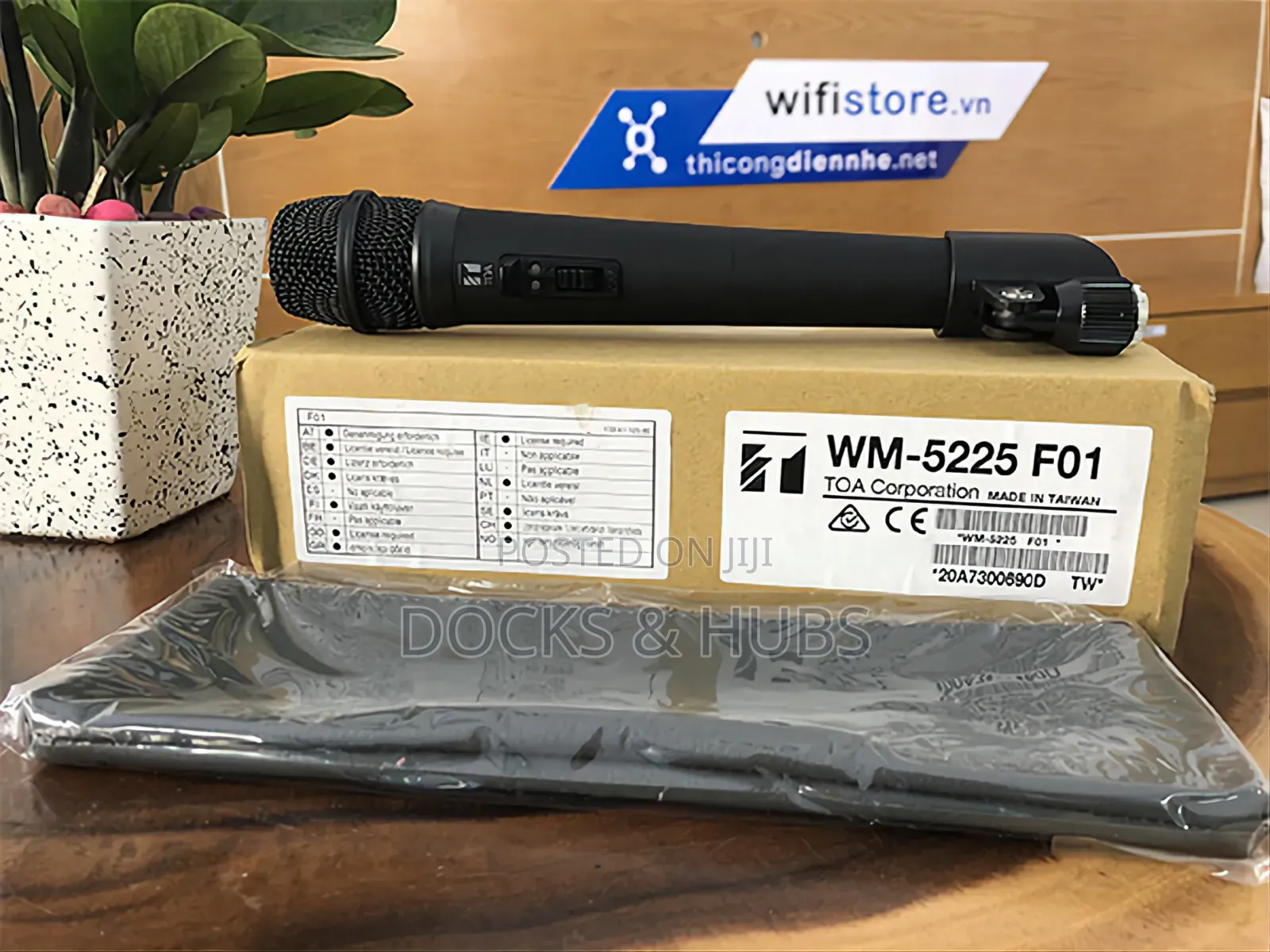 TOA WT-5810 UHF Wireless Microphone Receiver( 2-Set Microphone Bundle)