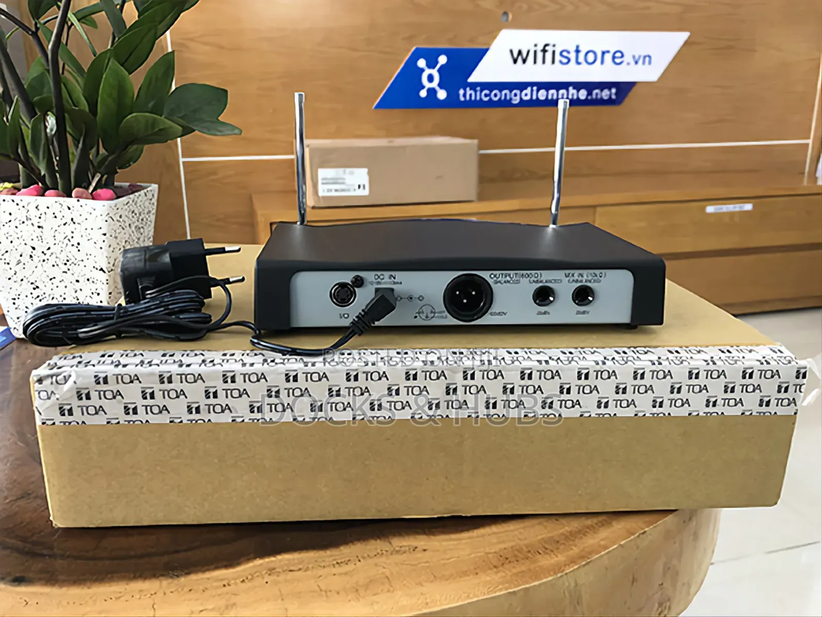 TOA WT-5810 UHF Wireless Microphone Receiver( 2-Set Microphone Bundle)