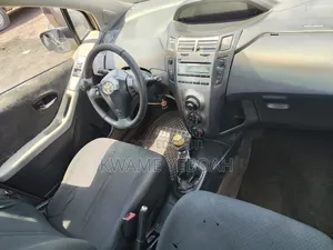 Toyota Yaris Base Hatchback 3dr 2010 Green