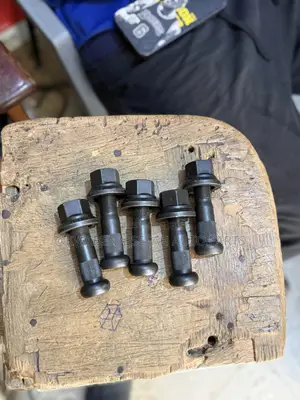 Original Car Wheel Stod and Nuts Available for All Cars