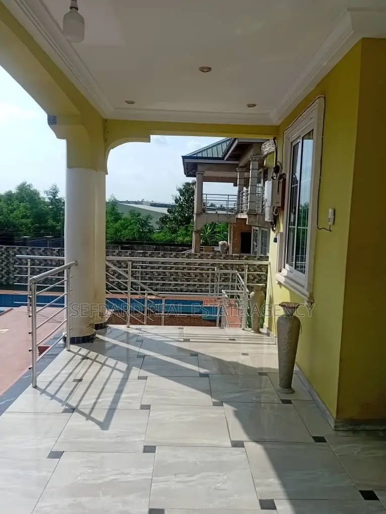 5bdrm House in Nsawam Adoagyiri Municipal for sale