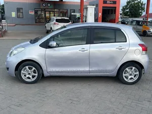 Toyota Vitz 2010 Silver