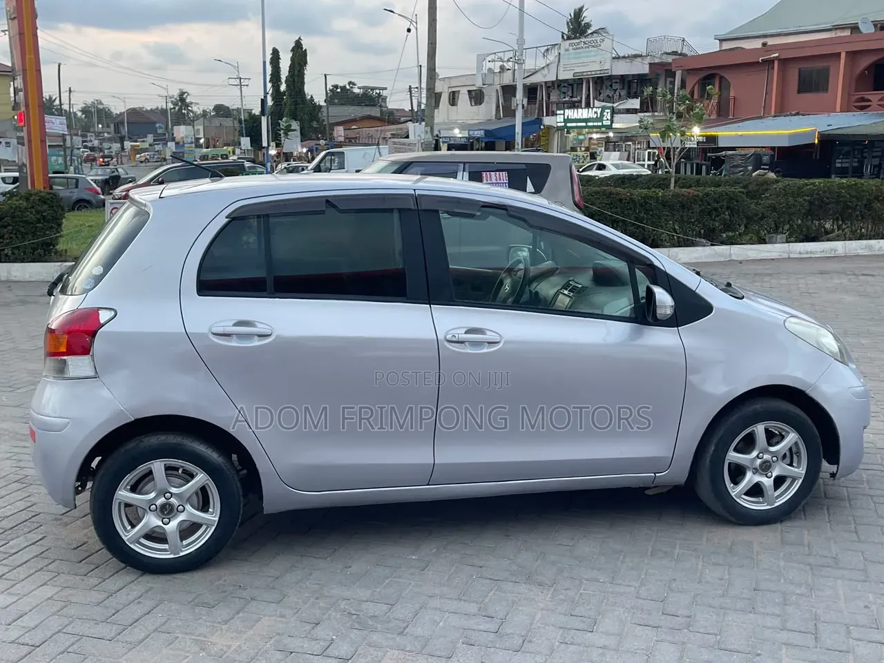 Toyota Vitz 2010 Silver
