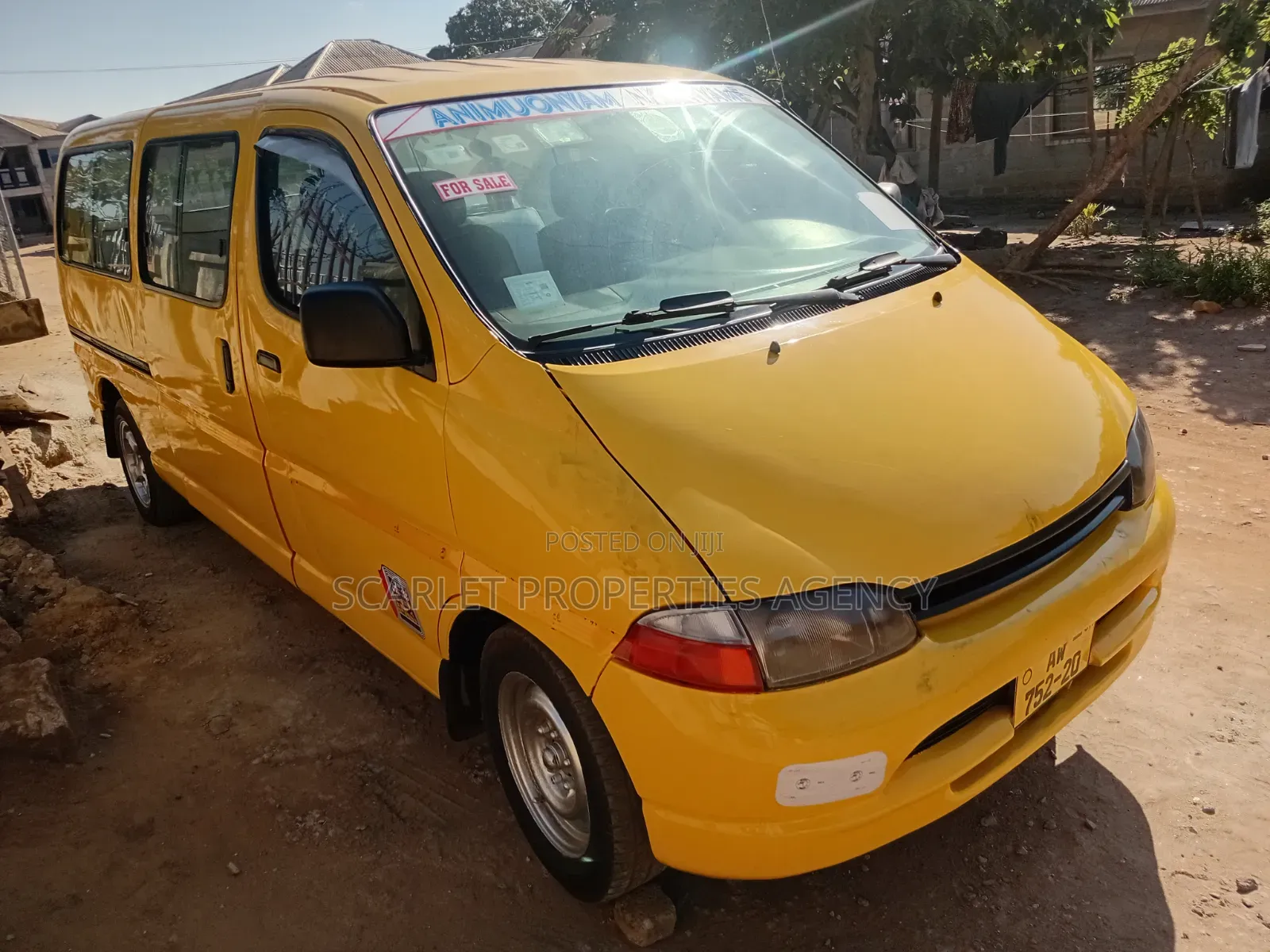 Toyota HiAce 2013 Yellow