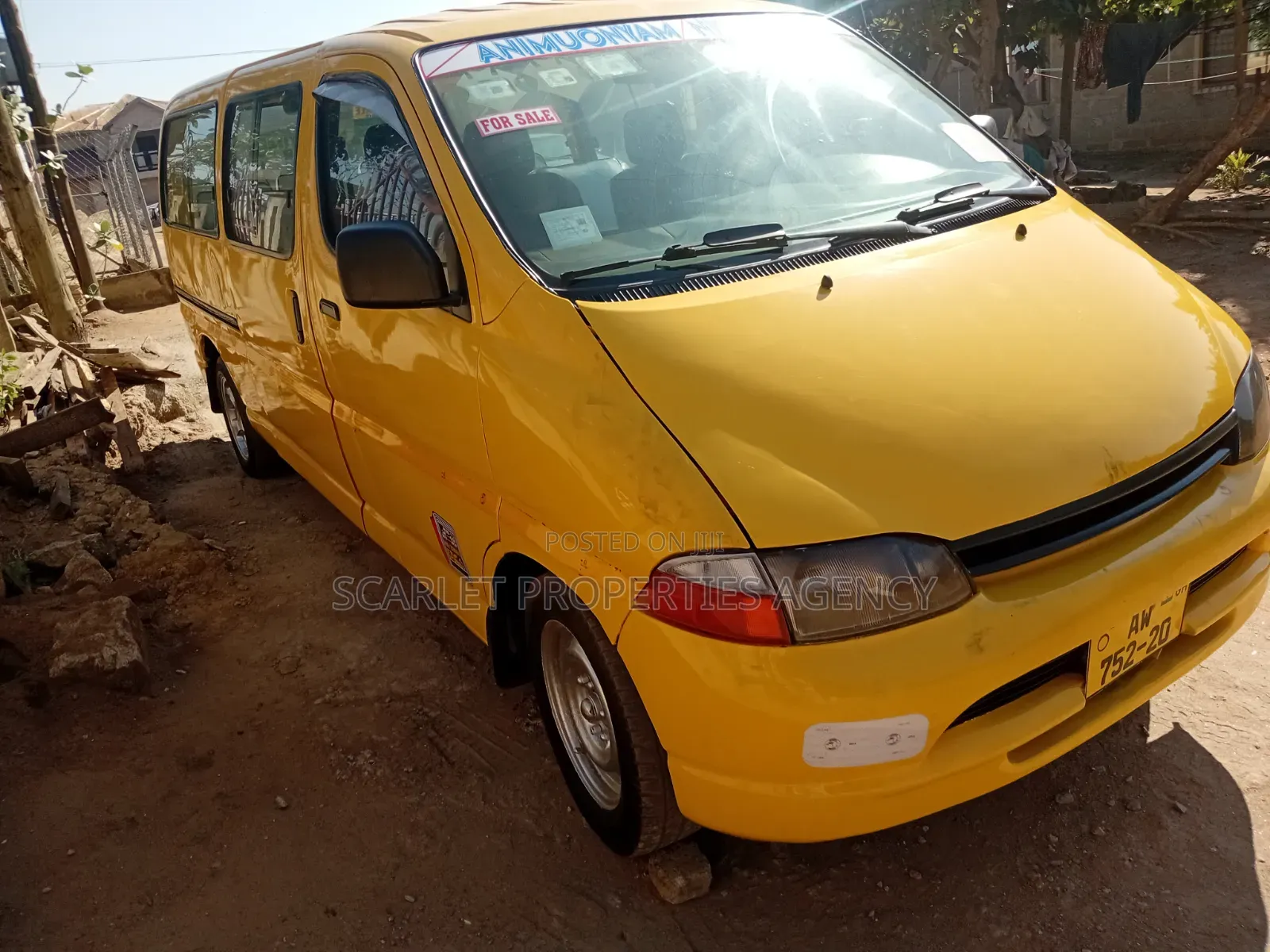 Toyota HiAce 2013 Yellow