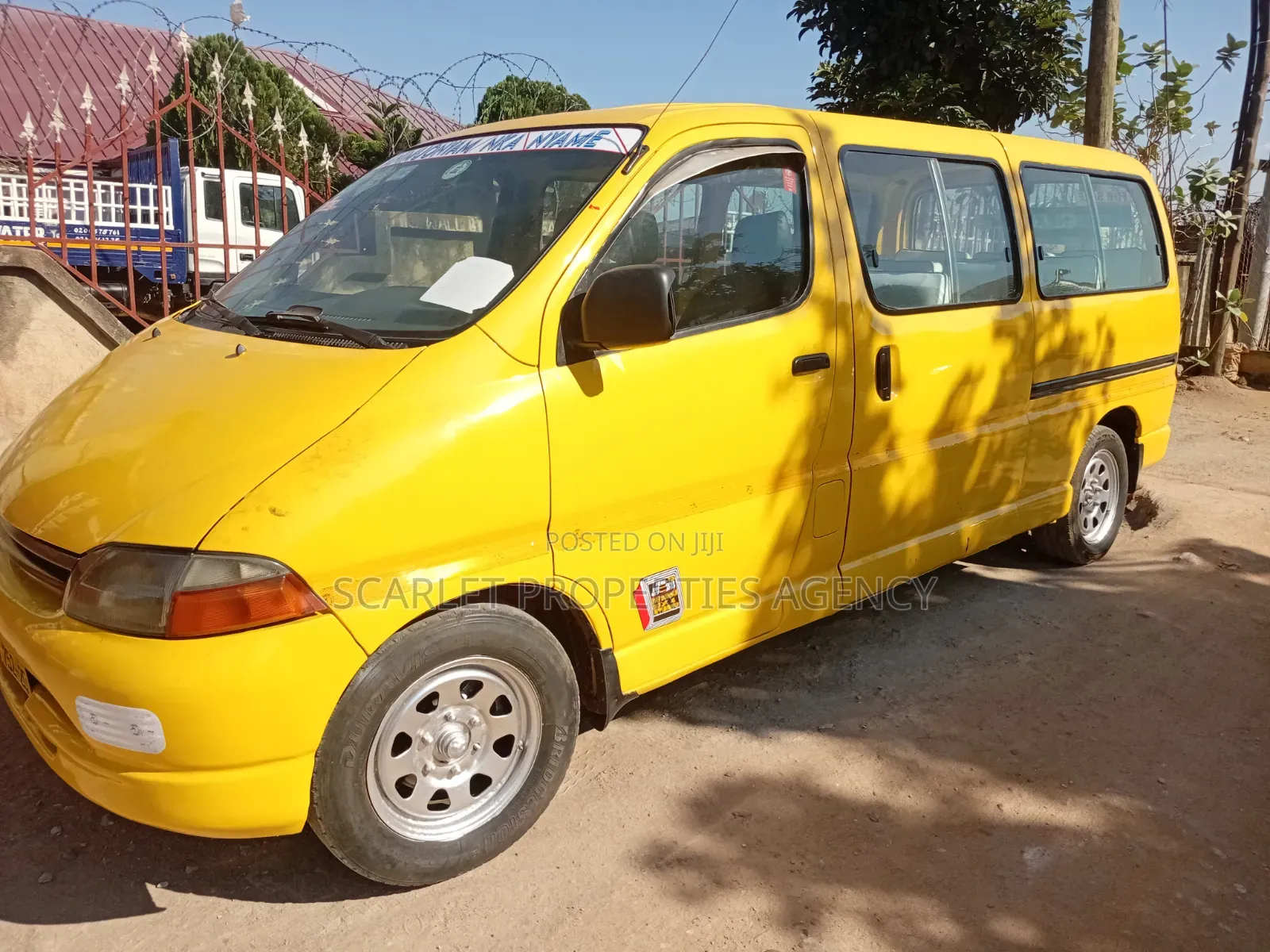 Toyota HiAce 2013 Yellow