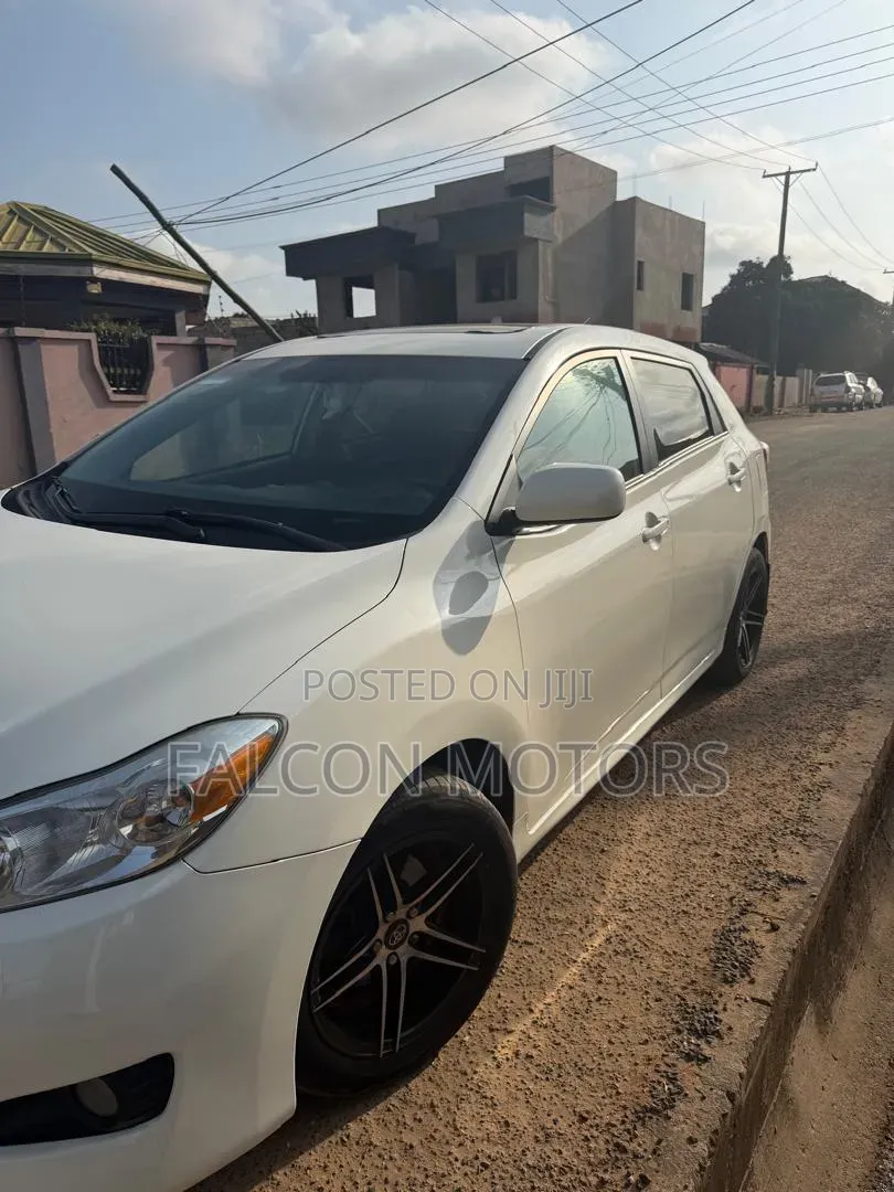 Toyota Matrix L Hatchback FWD (1.8L 4cyl) 2014 White