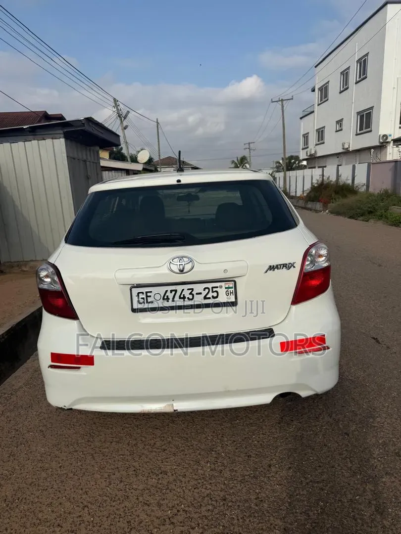 Toyota Matrix L Hatchback FWD (1.8L 4cyl) 2014 White