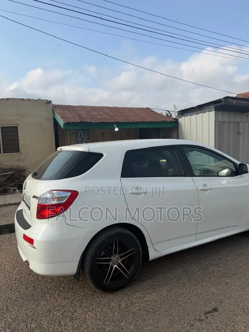 Toyota Matrix L Hatchback FWD (1.8L 4cyl) 2014 White