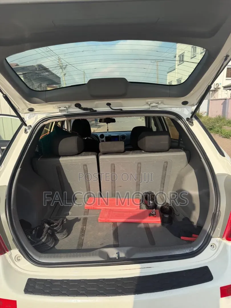 Toyota Matrix L Hatchback FWD (1.8L 4cyl) 2014 White