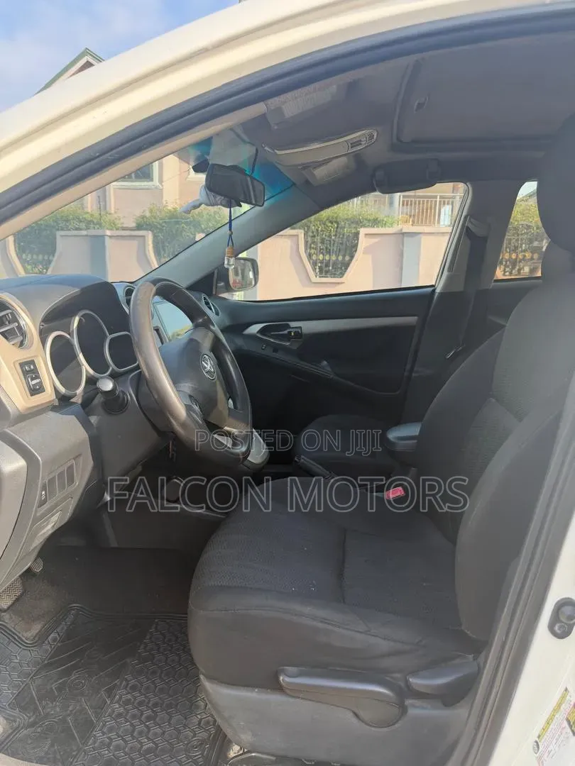 Toyota Matrix L Hatchback FWD (1.8L 4cyl) 2014 White