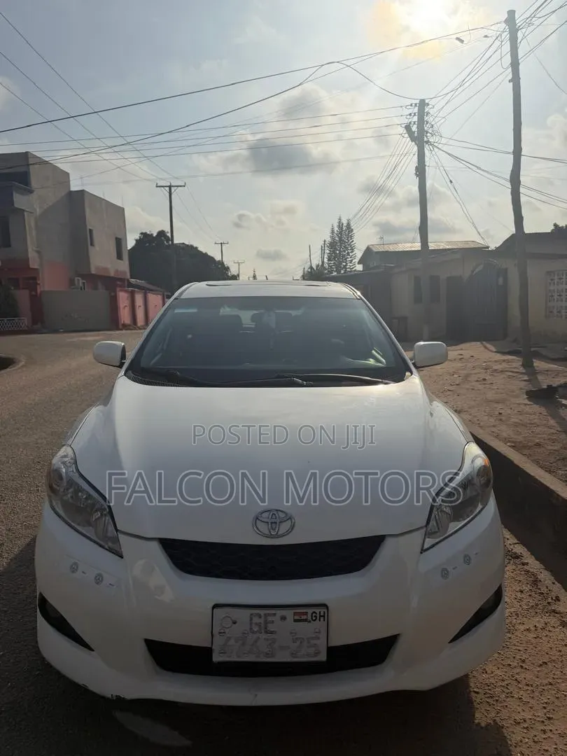 Toyota Matrix L Hatchback FWD (1.8L 4cyl) 2014 White