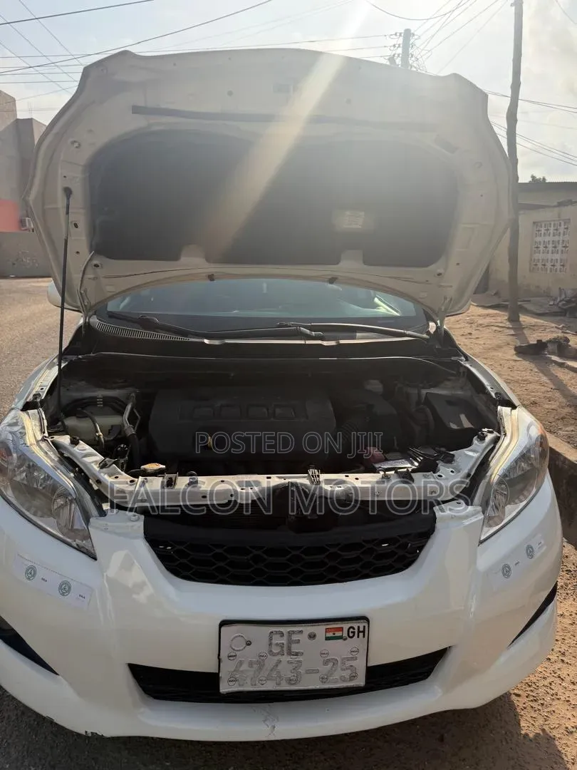 Toyota Matrix L Hatchback FWD (1.8L 4cyl) 2014 White
