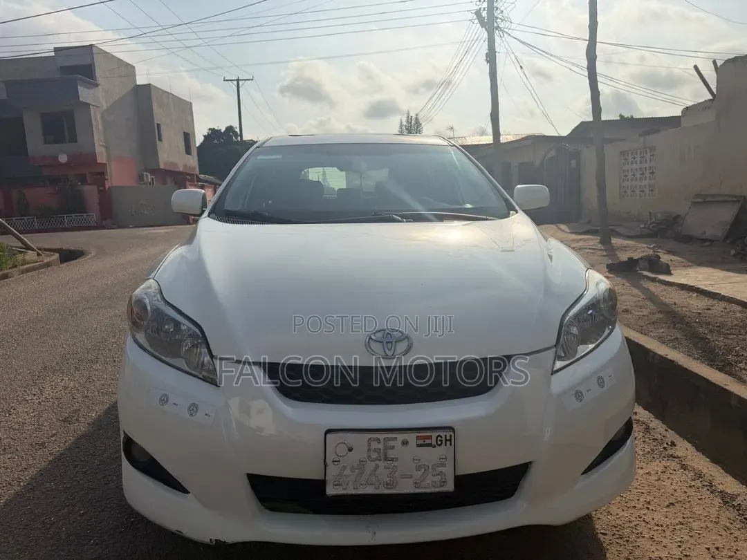 Toyota Matrix L Hatchback FWD (1.8L 4cyl) 2014 White
