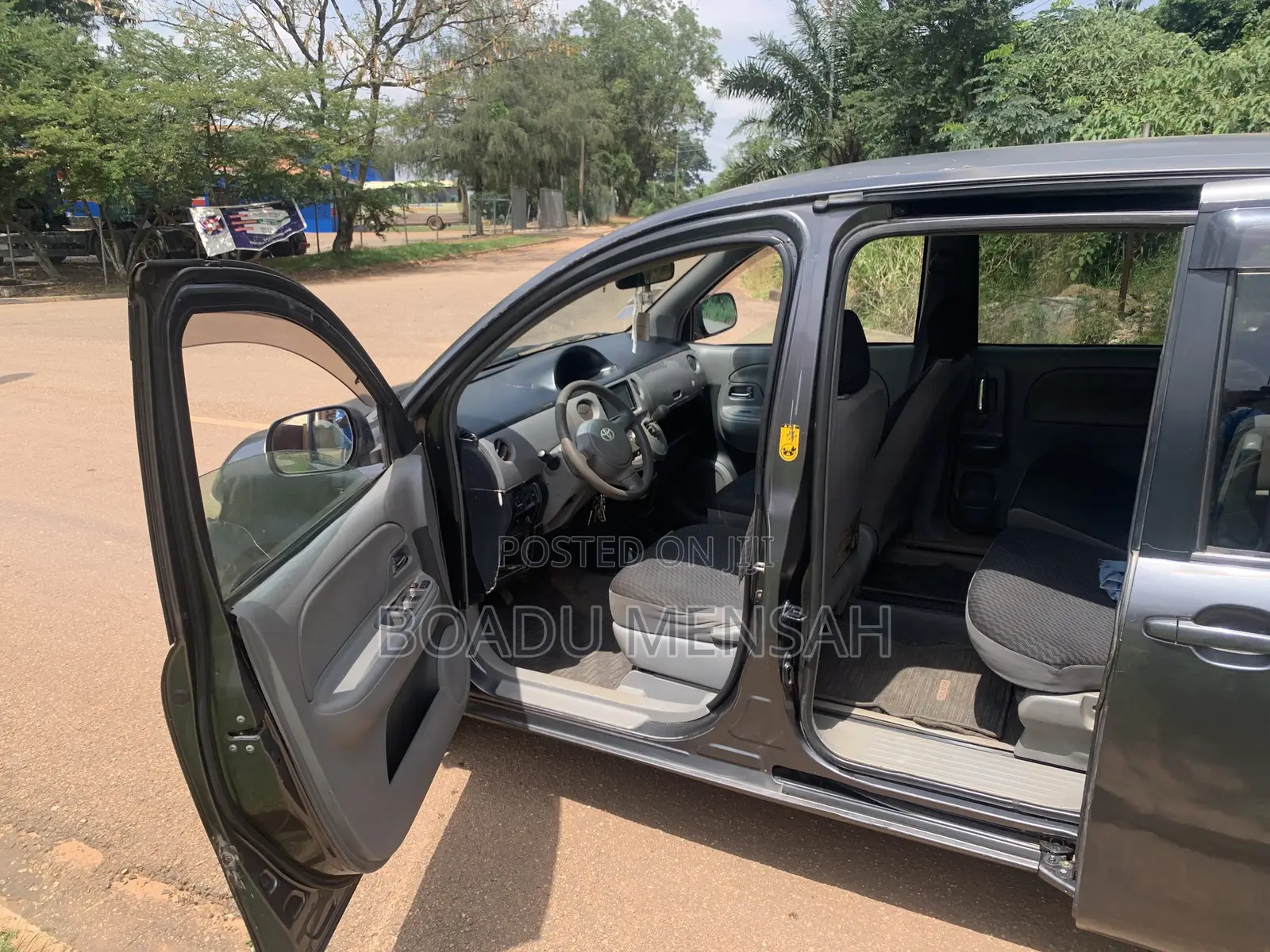 Toyota Sienta 2012 Gray