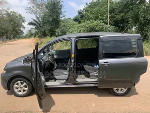 Toyota Sienta 2012 Gray