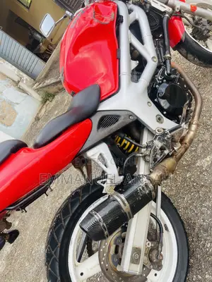 Suzuki Bandit 1999 Red