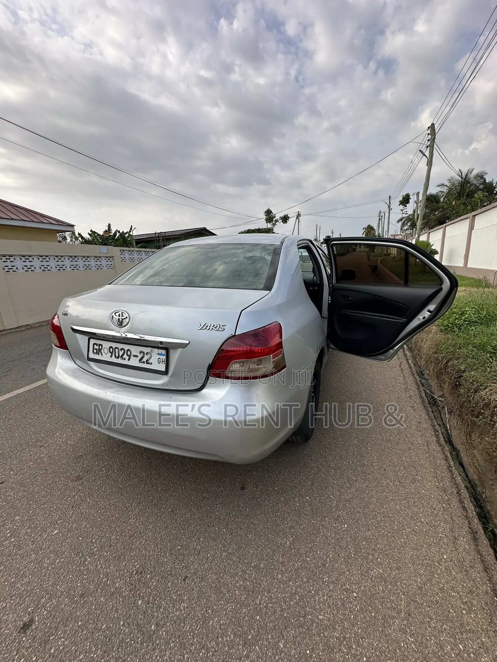 Toyota Yaris Base Sedan 4dr 2011 Gray