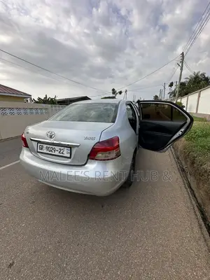 Toyota Yaris Base Sedan 4dr 2011 Gray
