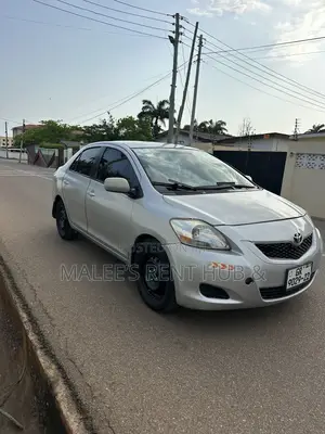 Toyota Yaris Base Sedan 4dr 2011 Gray