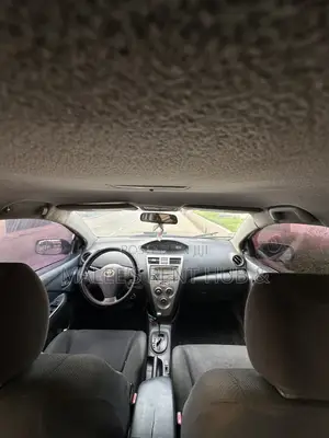 Toyota Yaris Base Sedan 4dr 2011 Gray