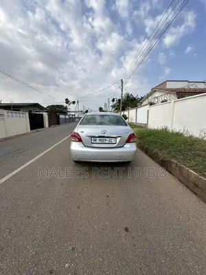 Toyota Yaris Base Sedan 4dr 2011 Gray