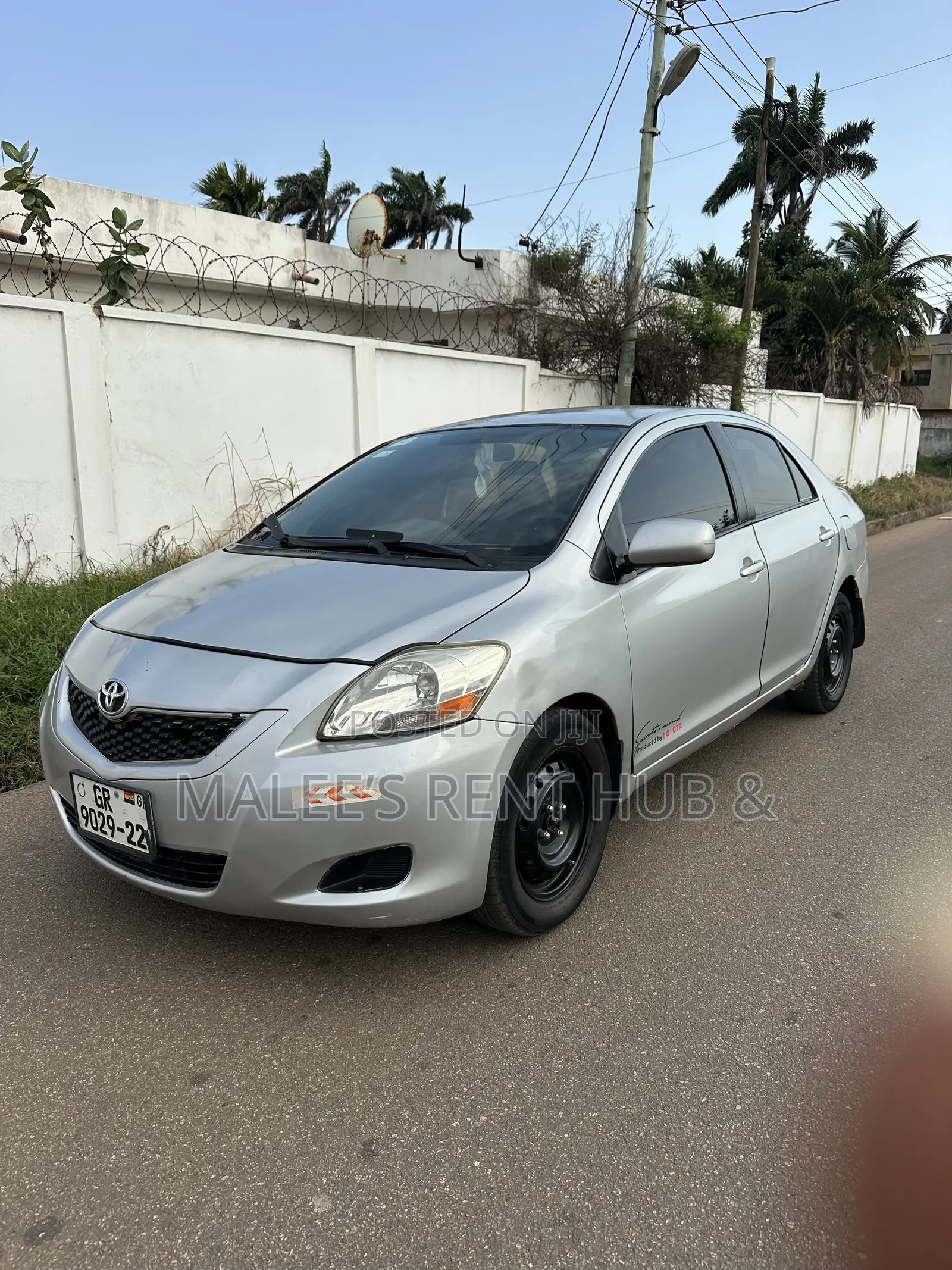 Toyota Yaris Base Sedan 4dr 2011 Gray