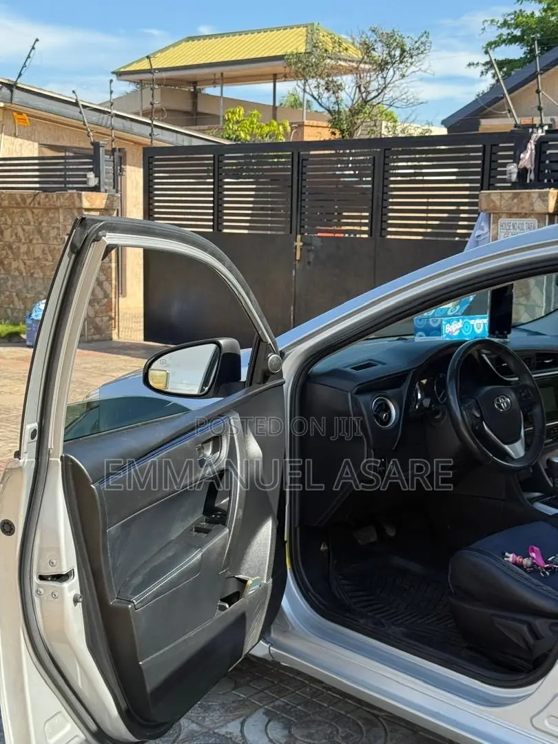 Toyota Corolla SE (1.8L 4cyl 6M) 2018 Silver