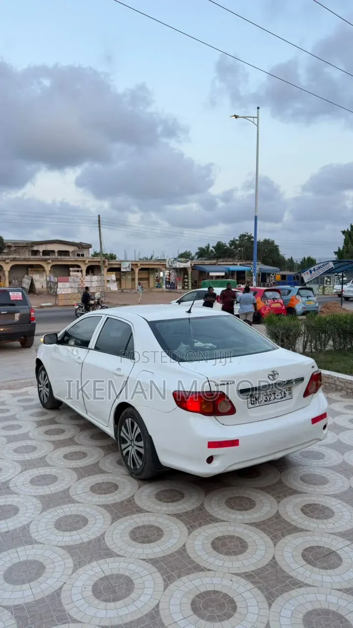 Toyota Corolla LE 4dr Sedan (1.8L 4cyl 4A) 2010 White