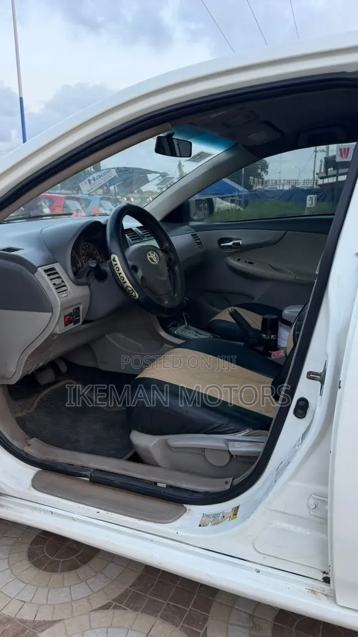Toyota Corolla LE 4dr Sedan (1.8L 4cyl 4A) 2010 White