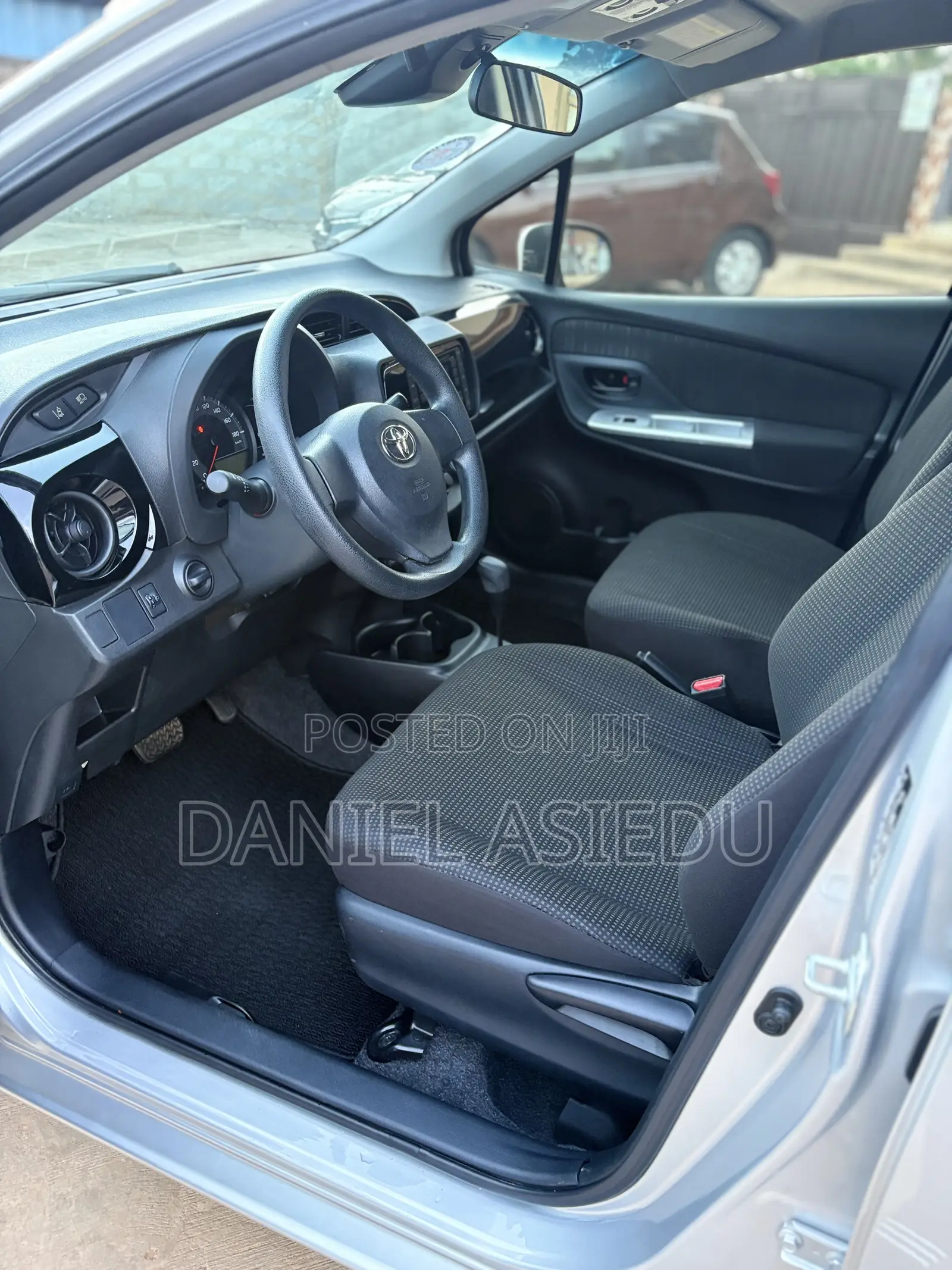 Toyota Vitz 1.0 FWD 3dr 2015 Silver
