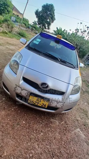 Toyota Vitz 2010 Silver