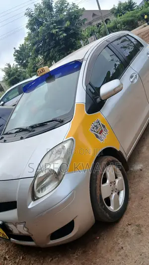 Toyota Vitz 2010 Silver