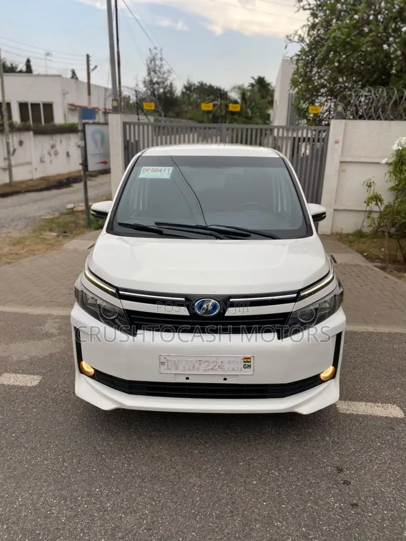 Toyota Voxy 2014 White