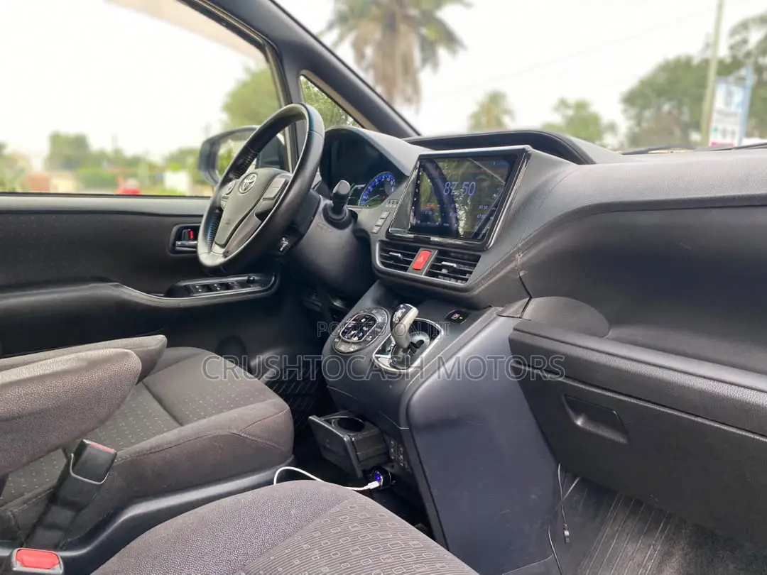 Toyota Voxy 2014 White