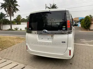 Toyota Voxy 2014 White