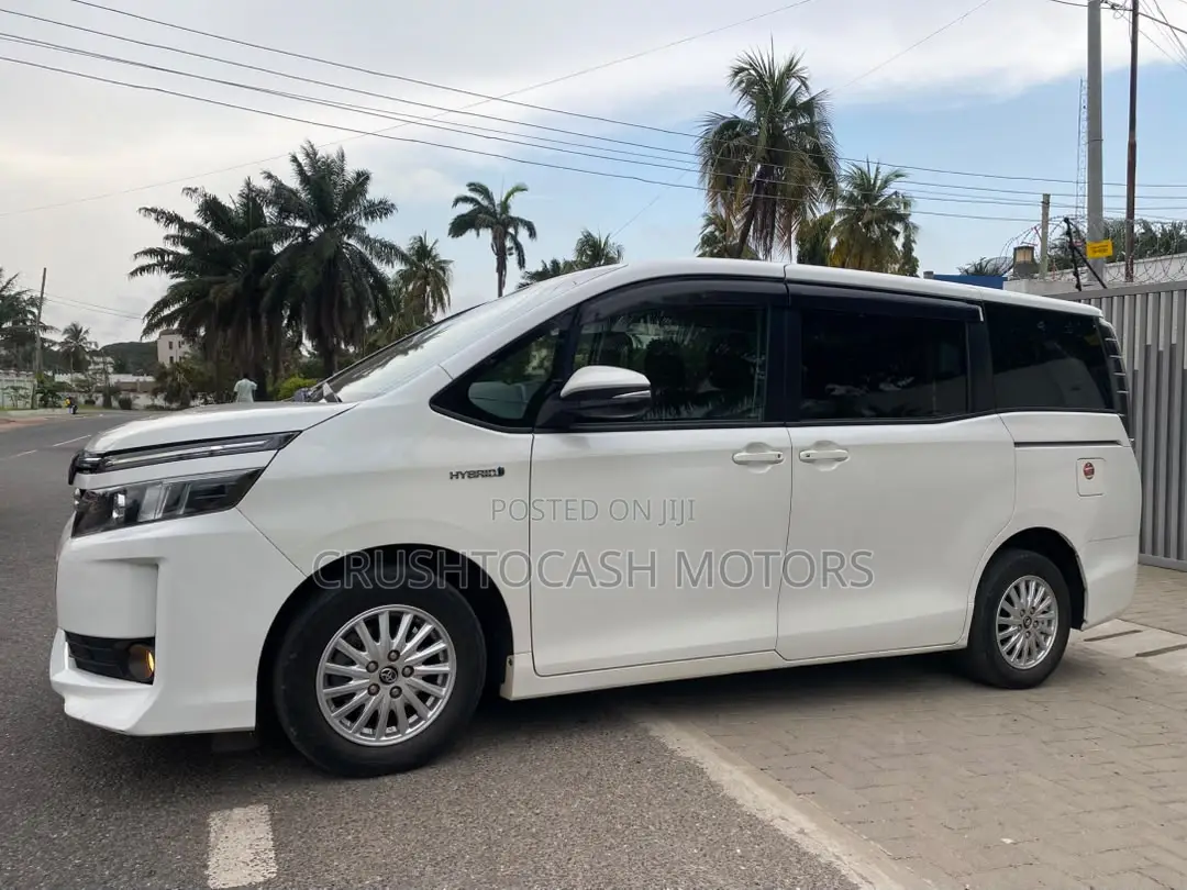 Toyota Voxy 2014 White