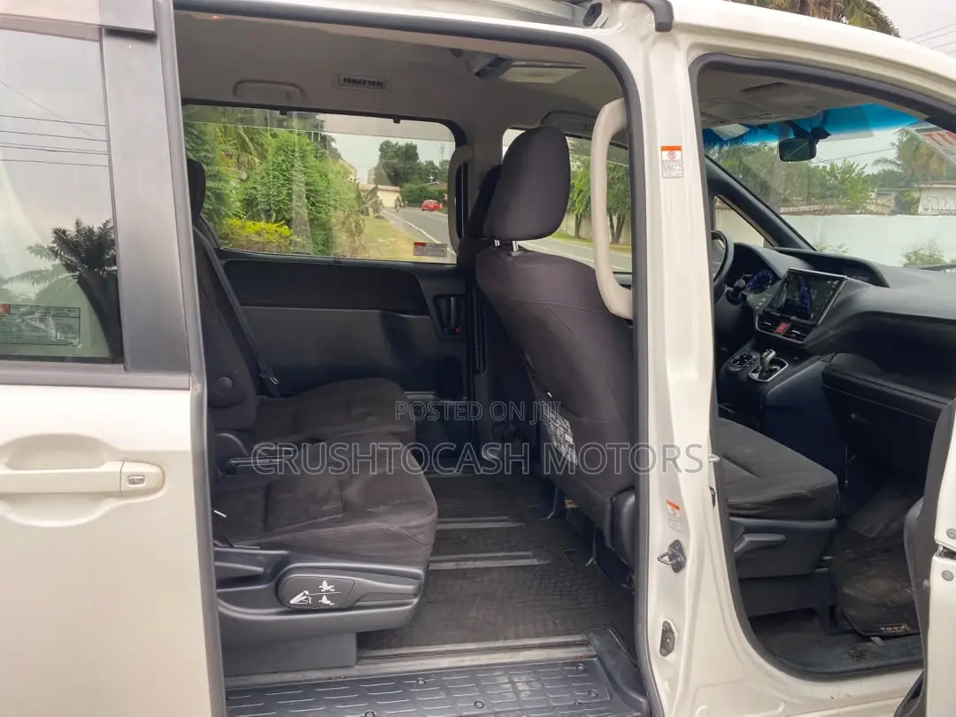 Toyota Voxy 2014 White