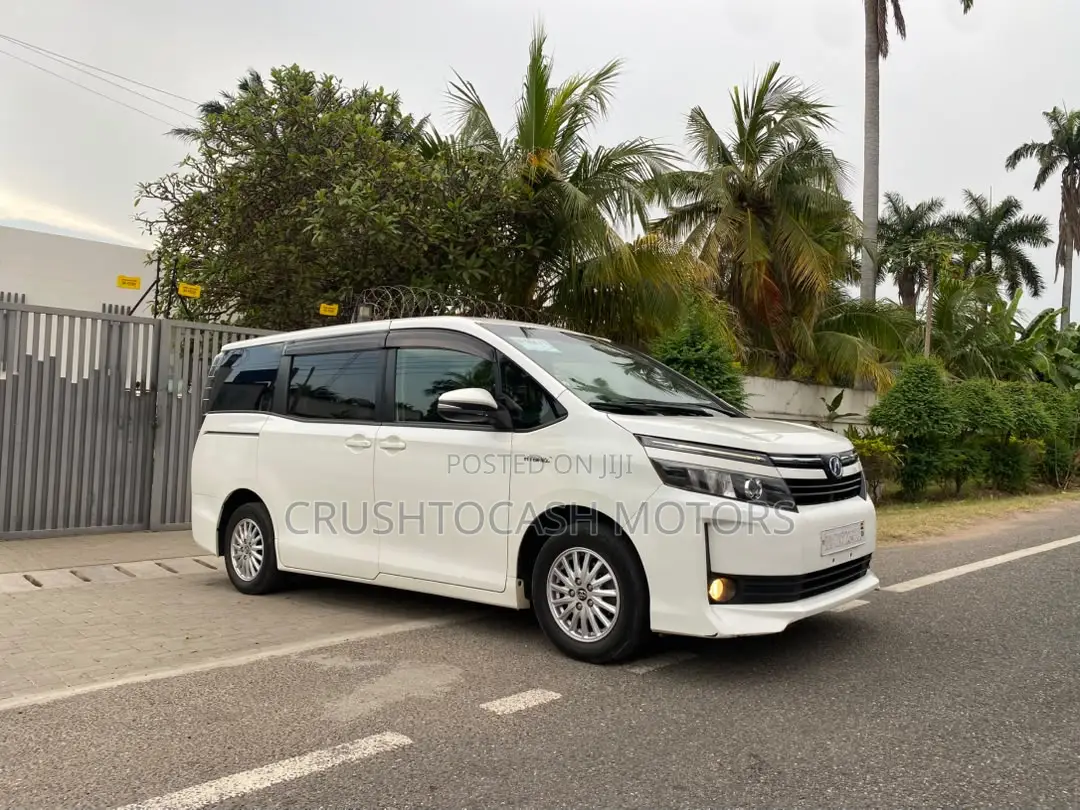 Toyota Voxy 2014 White