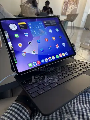 Apple iPad Pro (2022) 1 TB Gray