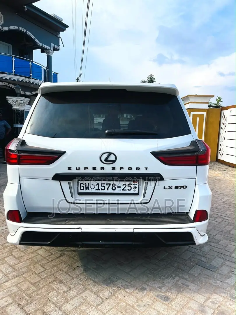 Lexus LX 570 AWD 2017 White