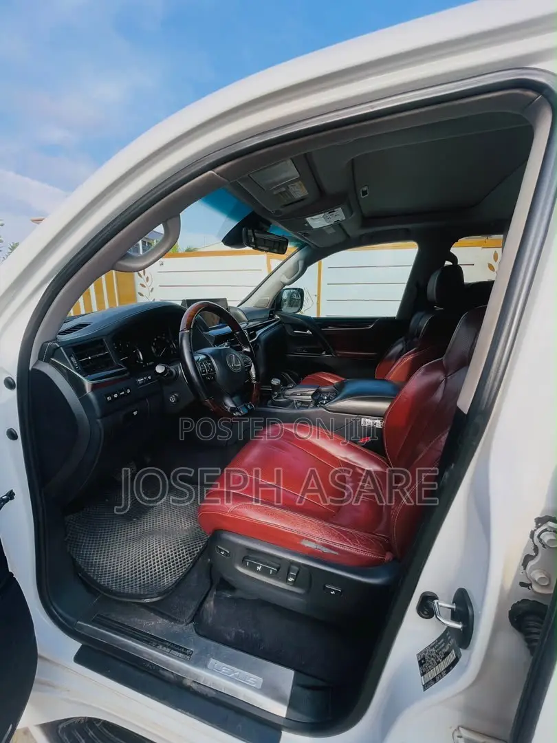 Lexus LX 570 AWD 2017 White