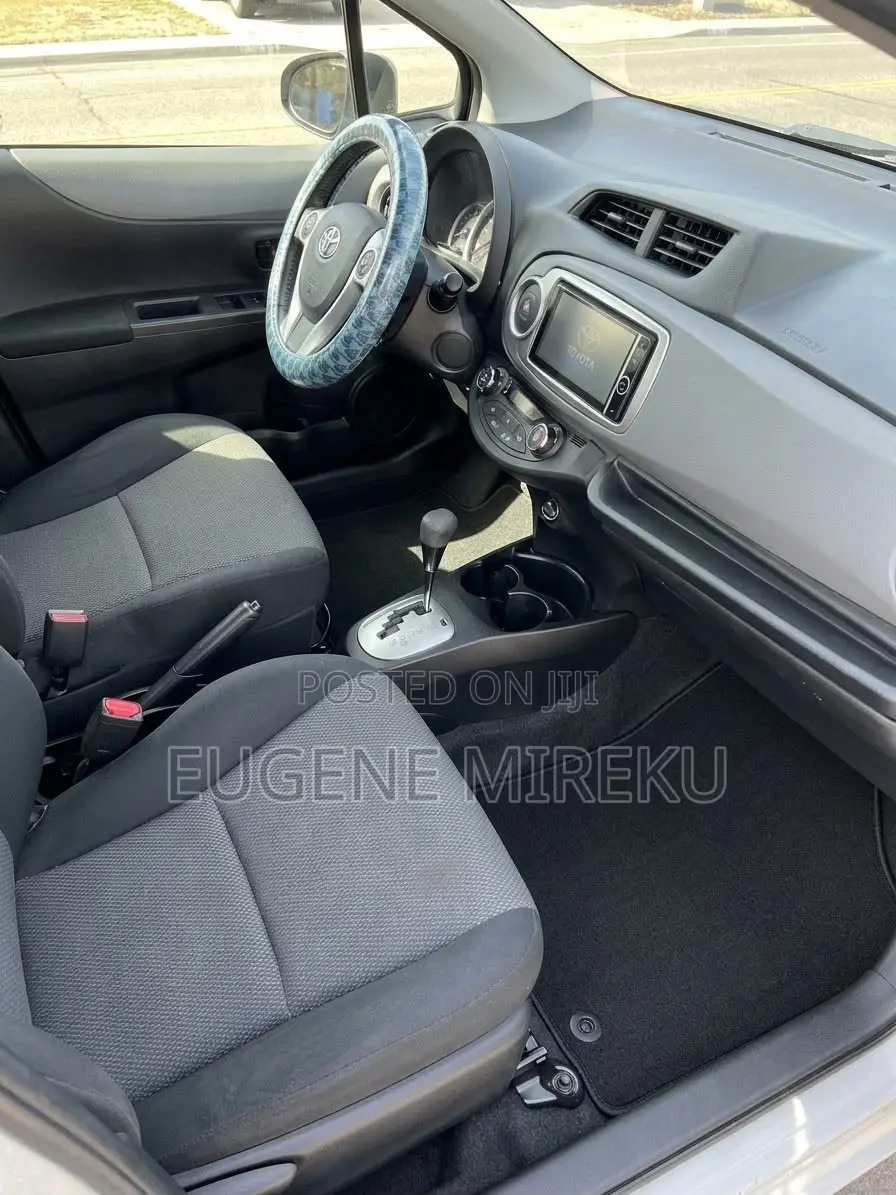 Toyota Vitz 2013 Silver