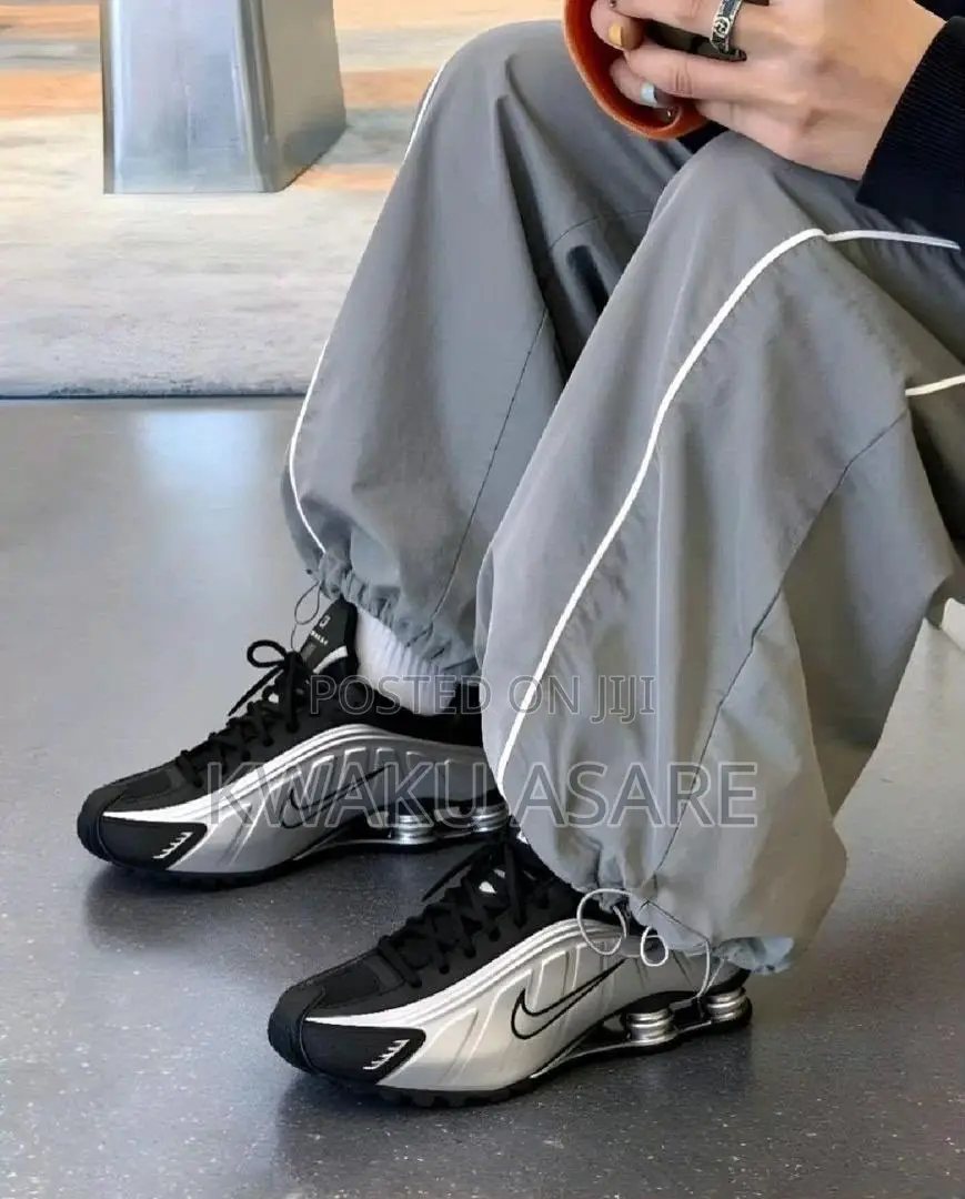 Nike Shox R4 "Metallic Silver / Black / Comet Red
