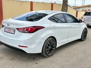 Hyundai Elantra SE Sedan FWD (1.8L 4cyl 6A) 2016 White