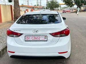 Hyundai Elantra SE Sedan FWD (1.8L 4cyl 6A) 2016 White