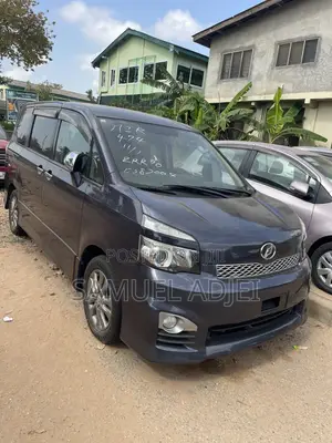 Toyota Voxy 2013