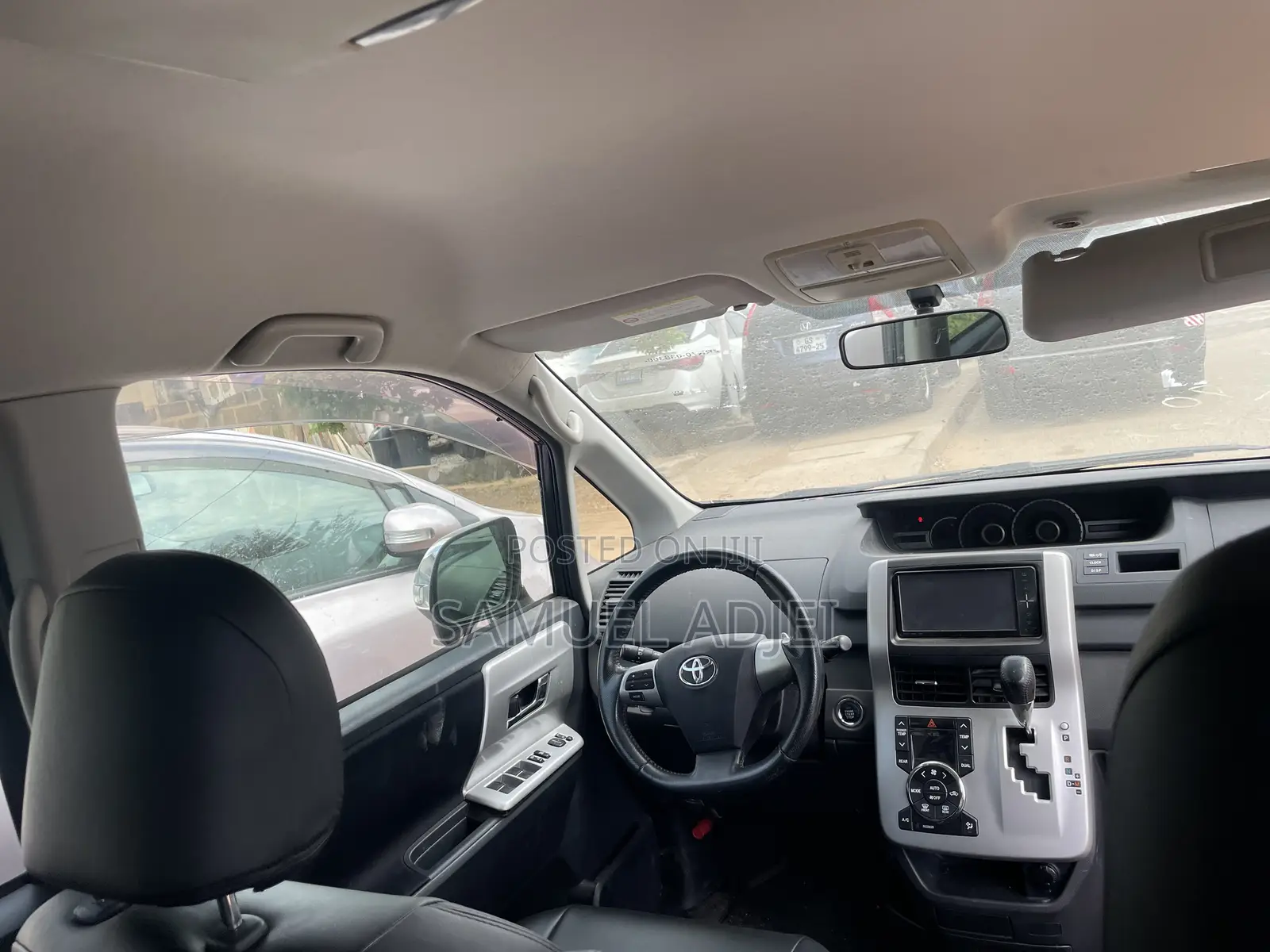 Toyota Voxy 2013