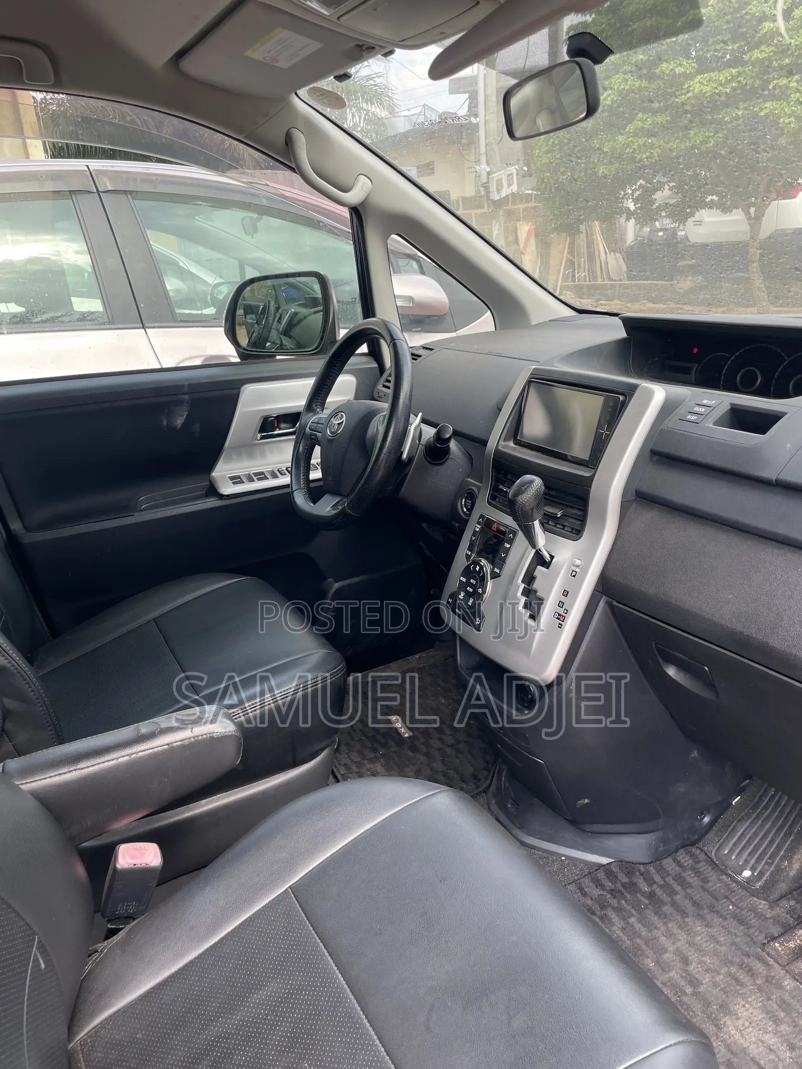 Toyota Voxy 2013