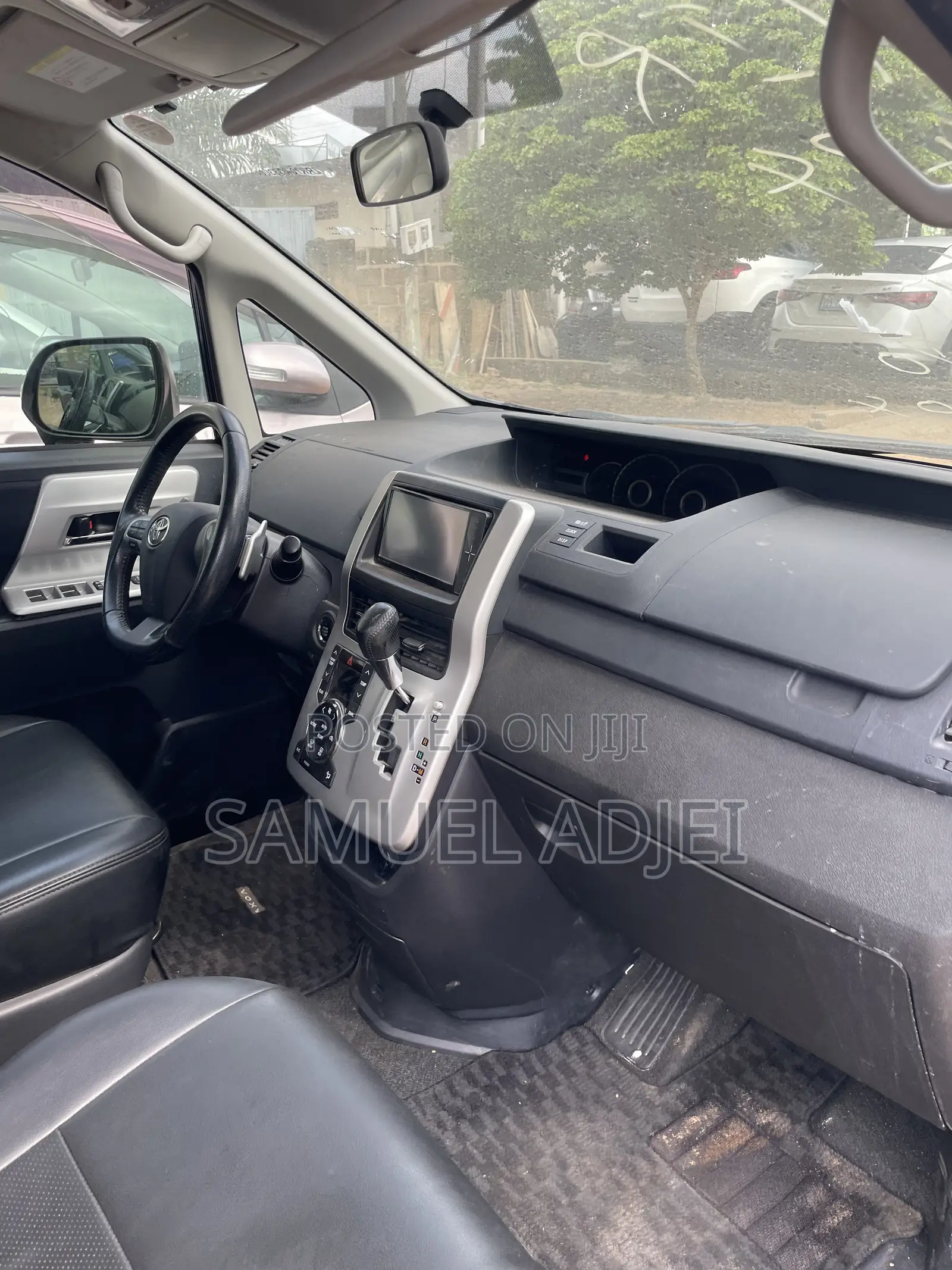 Toyota Voxy 2013